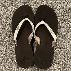 Cute never worn reef flip flops ! Brown size 9!